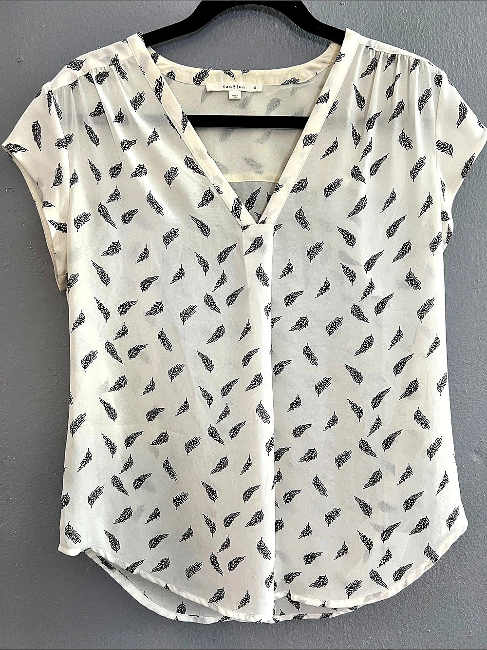 fun2fun Feather Print V-Neck Short Sleeve Blouse White & Black Small
